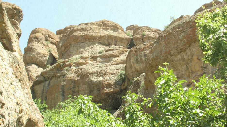 يجذب آلاف الأشخاص.. هل هذا هو الموقع الذي رقد فيه "أصحاب الكهف"؟