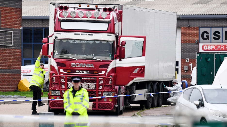اكتشاف 39 جثة داخل شاحنة ببريطانيا.. كل ما قد يجب أن تعرفه