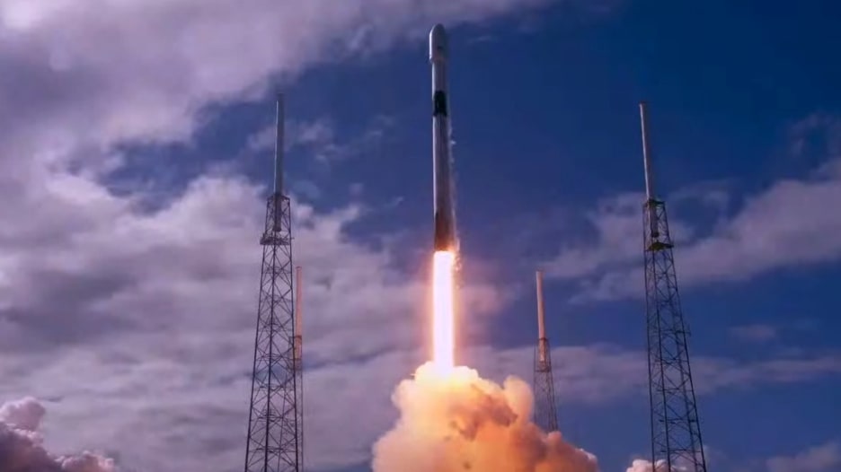 شركة SpaceX تطلق 60 قمراً صناعياً لبث الانترنت من الفضاء