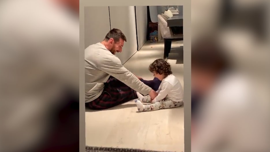 في لقطة طريفة.. ميسي يلهو مع ابنه