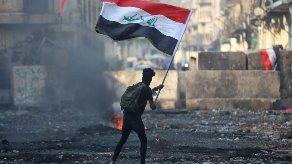 منشور محزن وأم مفجوعة فوق جثة ابنها.. ثمن الحرية بالعراق