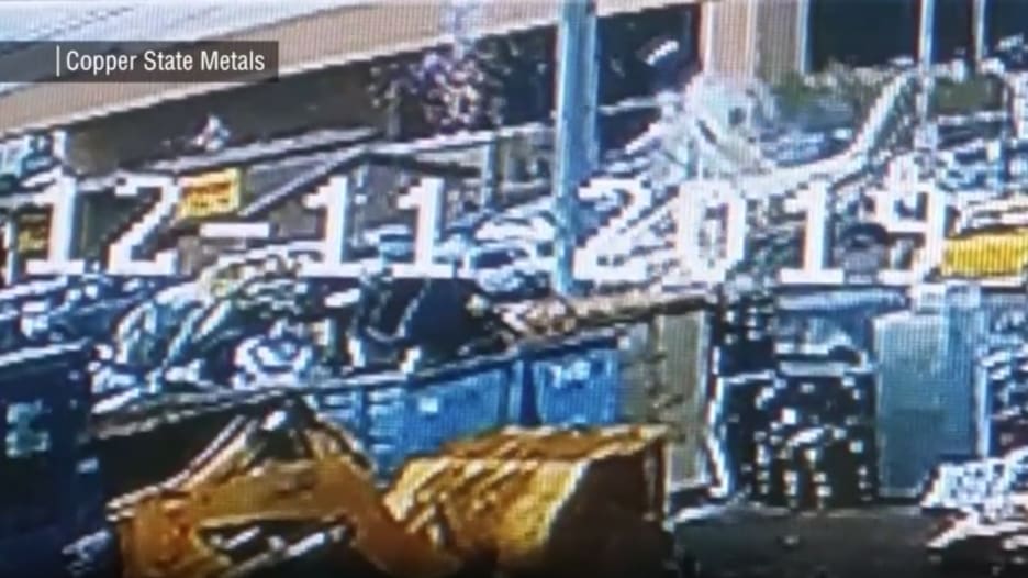 كاميرا مراقبة ترصد لحظة تحطم طائرة وسط استغاثة قائدها 