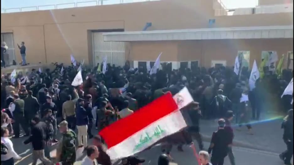 الآلاف يحاصرون السفارة الأمريكية في بغداد