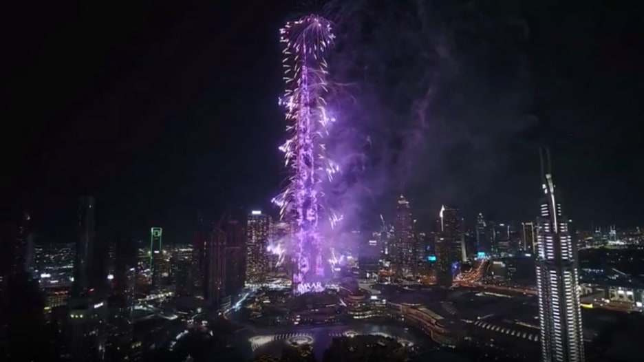 عروض نارية ضخمة.. دبي تحتفل بالعام الجديد 2020