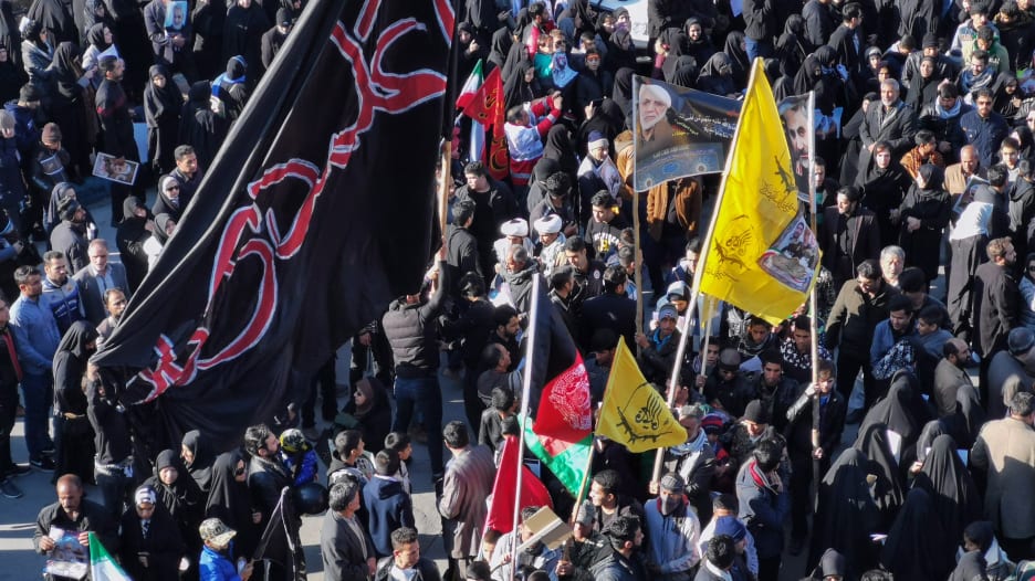 حشود ضخمة في جنازة قاسم سليماني بمسقط رأسه بمدينة كرمان