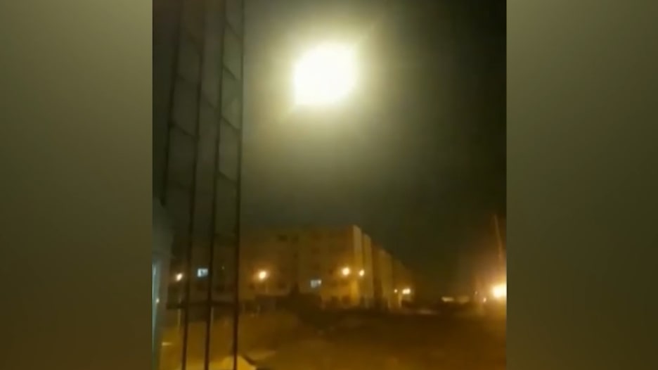 فيديو يُعتقد أنه للحظة إصابة طائرة أوكرانية بصاروخ فوق طهران