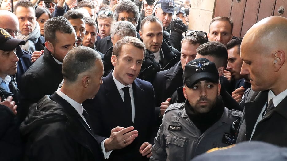 الرئيس الفرنسي يصرخ على رجل أمن إسرائيلي بالقدس.. ما السبب؟