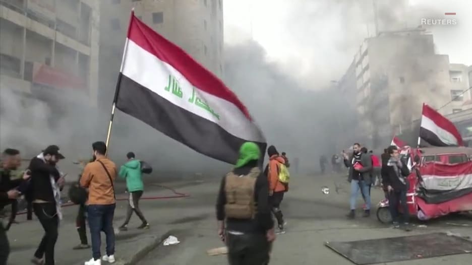 رصاص حي وغاز.. اشتباكات مستمرة بين المحتجين والأمن بالعراق