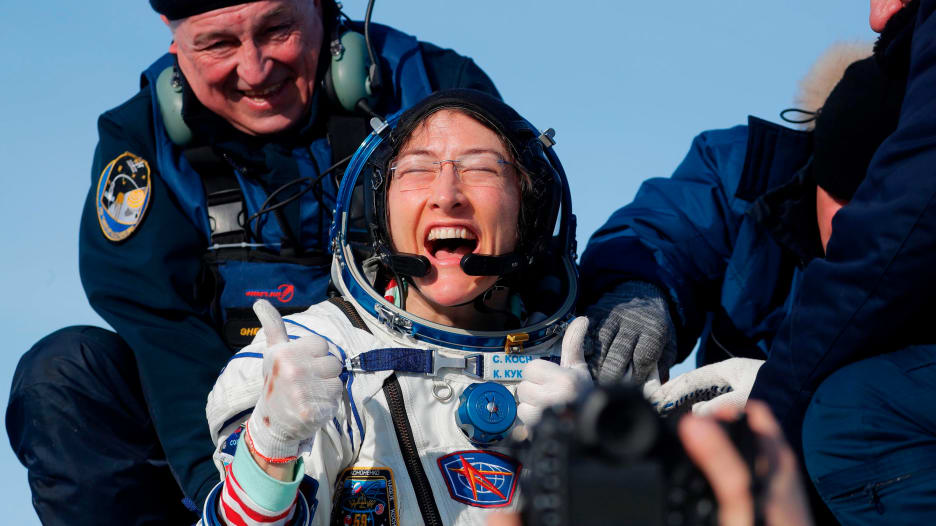 عادت للأرض بعد 328 يومًا.. هذه هي أطول رحلة نسائية في الفضاء