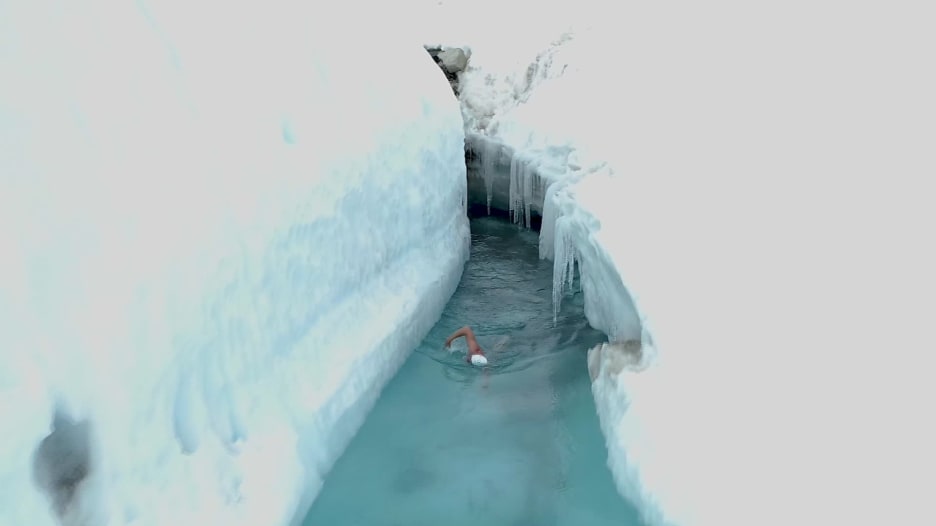 شاهد..أول رجل يسبح في بحيرة جليدة في أنتاركتيكا