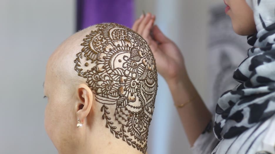 "أريد أن أجعلهم سعداء".. امرأة تقدم هذا التاج مجاناً لمرضى السرطان في دبي