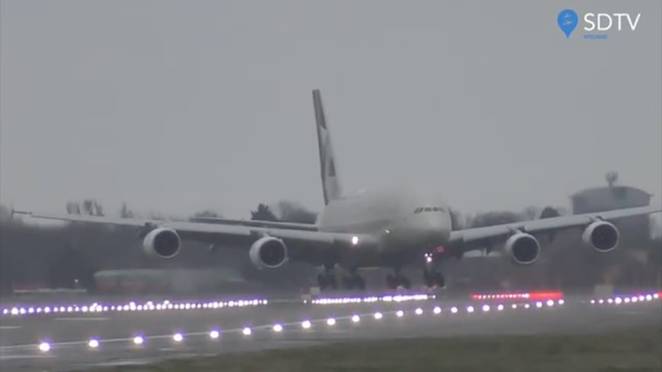 شاهد طائرة "الاتحاد" تهبط بشكل جانبي بمطار هيثرو بسبب الرياح