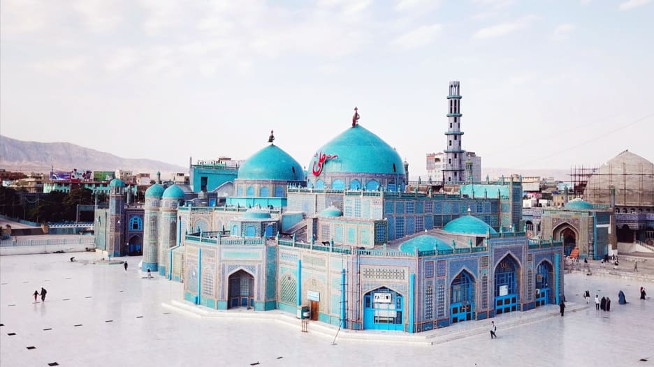 مسجد أفغانستان الرائع المعروف بالبلاط الأزرق والحمام الأبيض