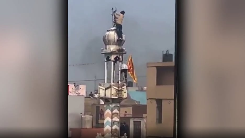شاهد.. لحظة إحراق مسجد على أيدي متشددين هندوس في الهند