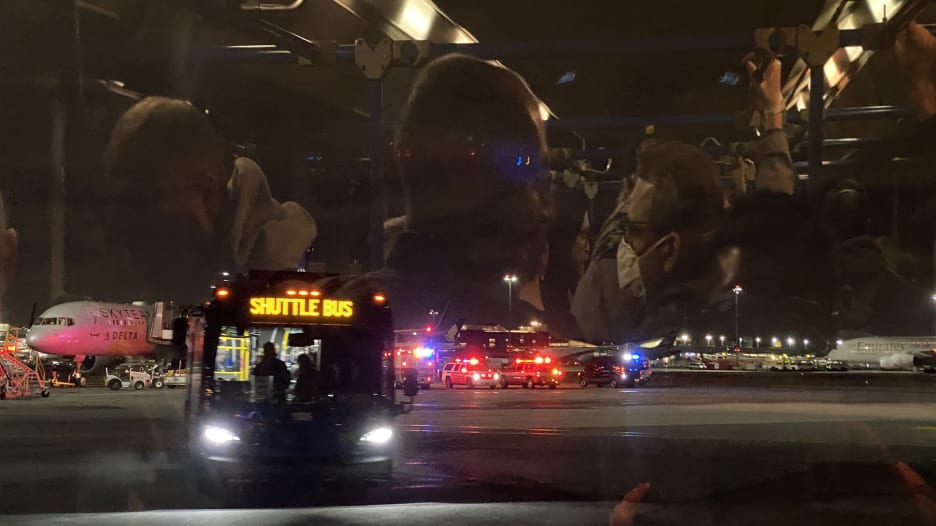 مسافر يدعي التعرض لفيروس كورونا في طائرة قبل إقلاعها بنيويورك