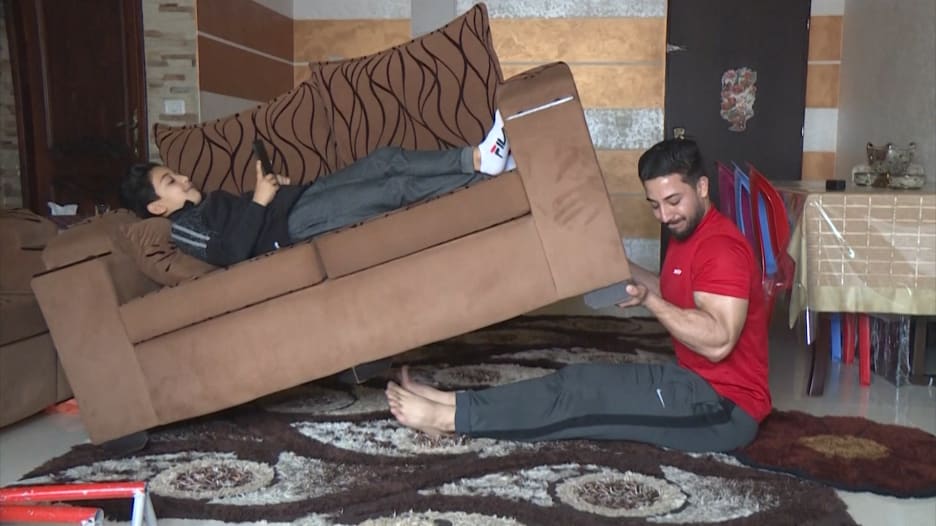 فلسطيني يستخدم الأثاث لتشجيع الناس على ممارسة الرياضة بالمنزل