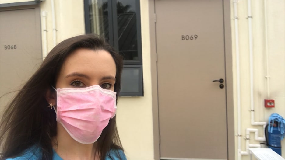مراسلة CNN توثق حياتها داخل أحد مراكز الحجر الصحي في هونغ كونغ