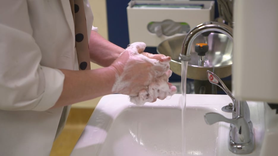 ممرضة تشرح أفضل آلية لغسل اليدين للوقاية من فيروس كورونا
