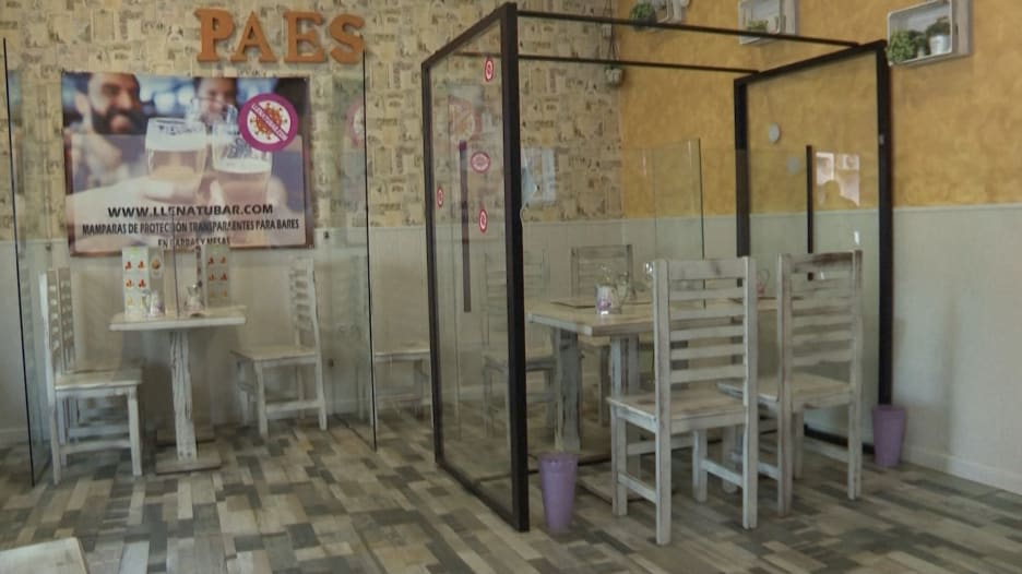 حانات ومطاعم في إسبانيا بحواجز بلاستيكية للحماية من كورونا