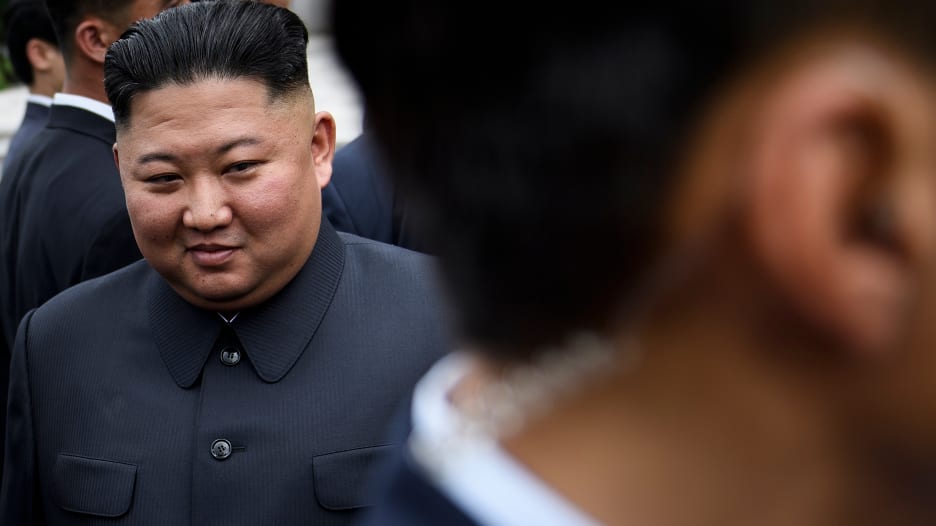 مسؤول كوري لـCNN: كيم جونغ أون لا يمكنه الوقوف أو المشي