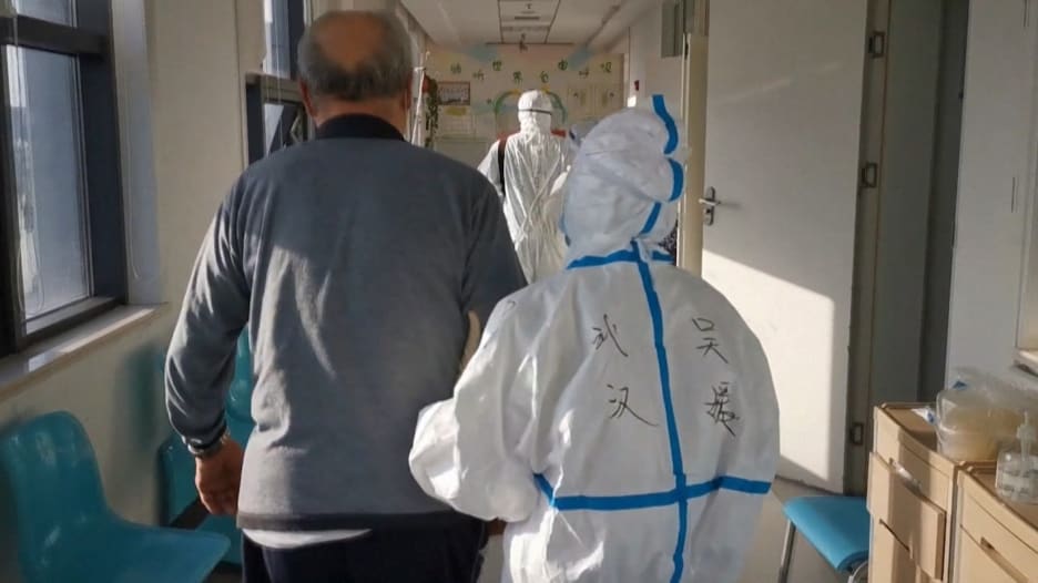 الصين: آخر مريض بفيروس كورونا يخرج من المستشفى في ووهان