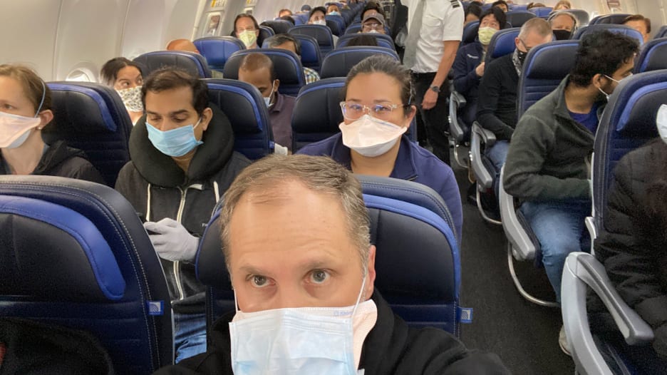 صورة تُظهر طائرة أمريكية تزدحم بالمسافرين في ظل فيروس كورونا