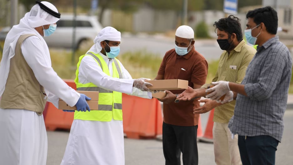 اللواء عبيد يرد لـCNN على تقارير الظروف الصعبة للعمال العالقين في دبي بسبب كورونا