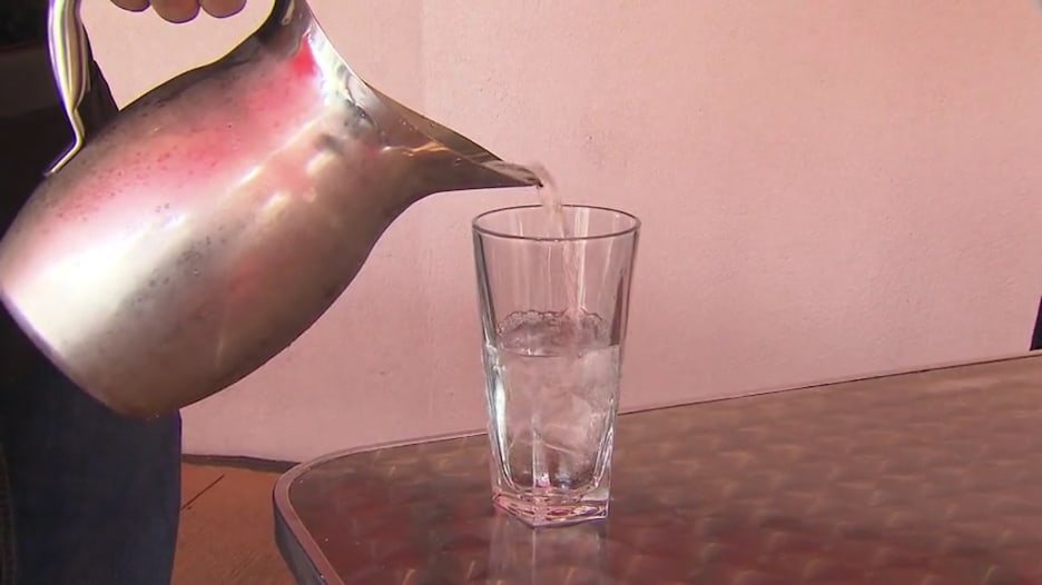 ما هي كمية الماء التي نحتاج حقاً إلى شربها في اليوم؟