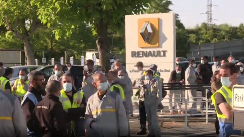 موظفو "رينو" يتجمهرون أمام مصنعها بعد إعلانها عن إلغاء 15 ألف وظيفة