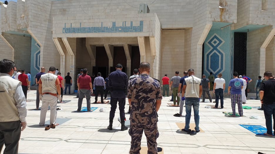 الأردنيون يودّعون آخر أيام الحظر الشامل 