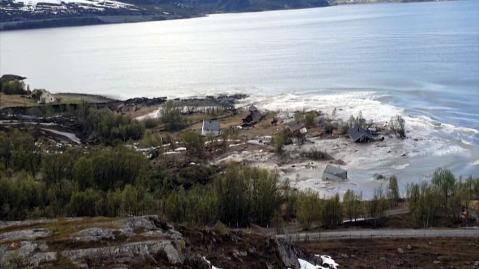 انهيار أرضي نادر الحدوث.. يجرف منازل في النرويج إلى مياه البحر