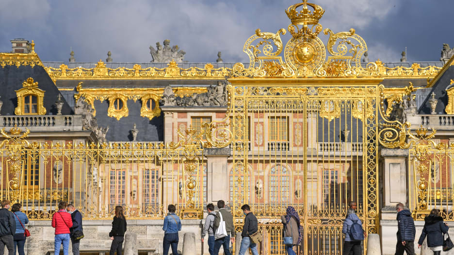 قصر فرساي الفرنسي التاريخي يعيد فتح أبوابه لأول مرة منذ شهر .. لكن هل سيأتي الزوار؟