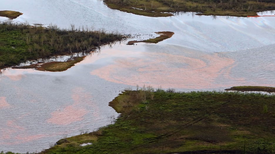 تسرب نفطي يحوّل نهر في روسيا إلى اللون الأحمر وتحذيرات من كارثة بيئية