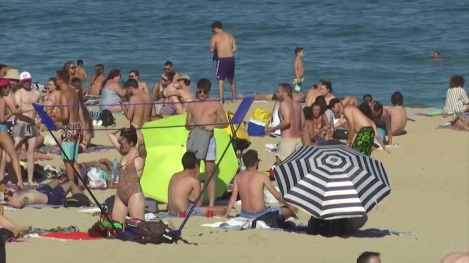 شواطئ برشلونة مكتظة بالناس بعد تخفيف القيود في إسبانيا