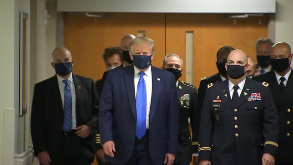 في خطوة مغايرة.. ترامب يرتدي قناعاً لأول مرة أمام كاميرات الإعلام