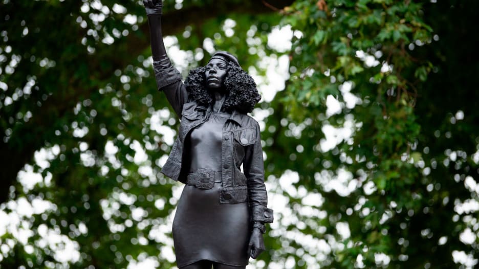 تمثال لمتظاهرة في "حياة السود مهمة" يستبدل تمثال تاجر رقيق في بريطانيا