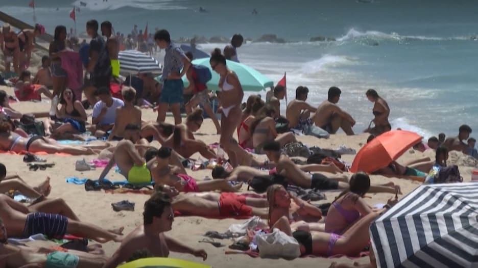الشواطئ في أوروبا مكتظة بالناس.. في ظل تزايد حالات الإصابة بفيروس كورونا