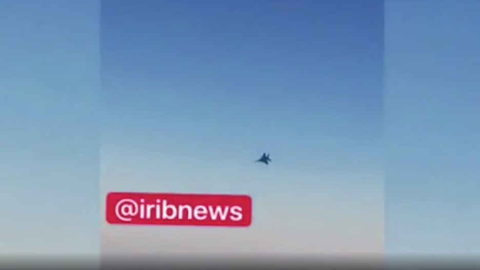 بكاميرا أحد ركابها.. لحظة اقتراب مقاتلة أمريكية من طائرة إيرانية في أجواء سوريا