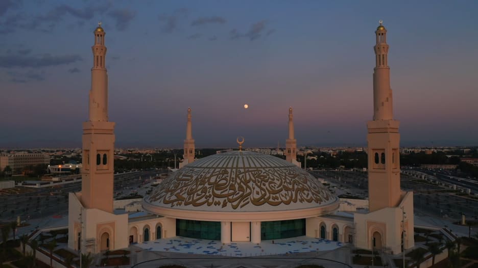 مصور يبرز جمال أكبر قبة مسجد بلا أعمدة في الإمارات من الجو