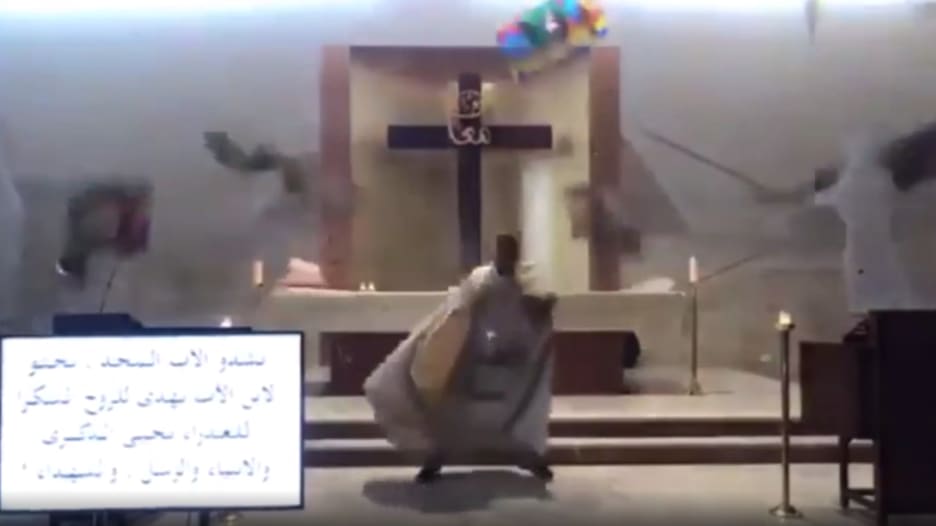 من داخل كنيسة.. كاميرا ترصد لحظة وقوع انفجار بيروت أثناء إقامة قداس