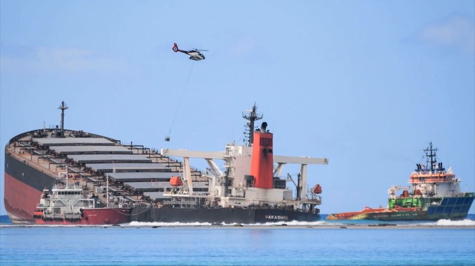 موريشيوس تكافح لاحتواء تسريب ألف طن من النفط قبالة سواحلها إثر انشطار سفينة شحن