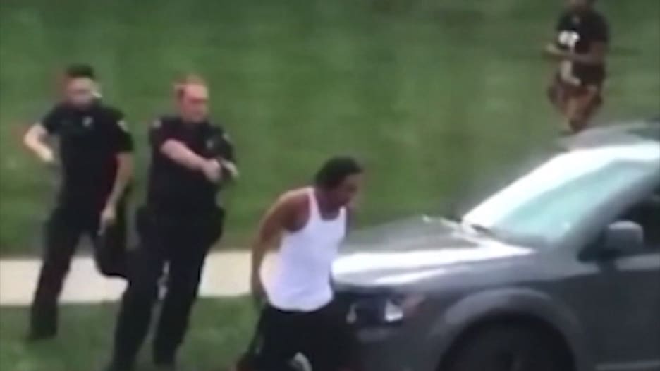 فيديو يظهر لحظة إطلاق شرطي عدة طلقات على رجل أسود في ويسكونسن