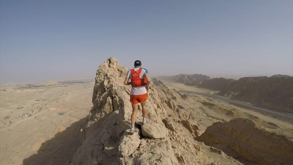 الرياضي الفرنسي، كليمنت فيجير، يجري فوق جبل حفيت في أبوظبي