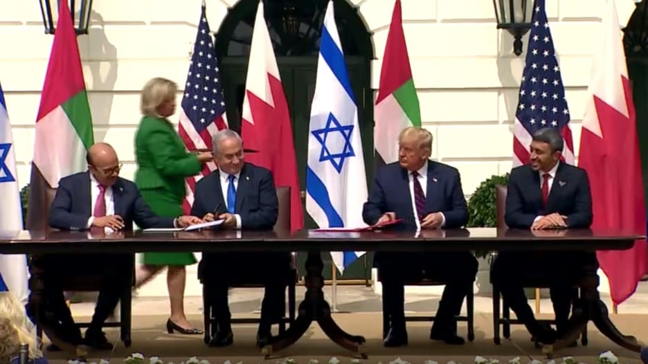 شاهد.. لحظة توقيع الإمارات والبحرين للسلام مع إسرائيل في البيت الأبيض