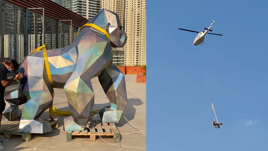 نقل تمثالي غوريلا ونمر بالمروحية في دبي