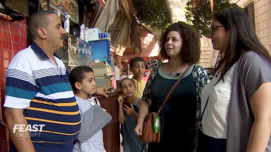 سيدتان تبحثان عن جوهرة مخفية في الإسكندرية.. الـ"كبدة اسكندراني"