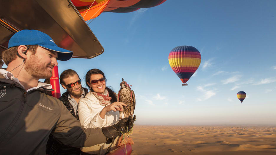 جولة منطاد الهواء الساخن والتحليق مع الصقور في دبي