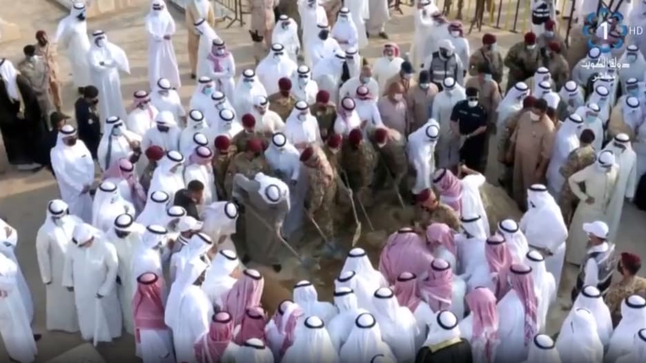 لحظة دفن الشيخ صباح وبكاء مذيع التلفزيون الكويتي