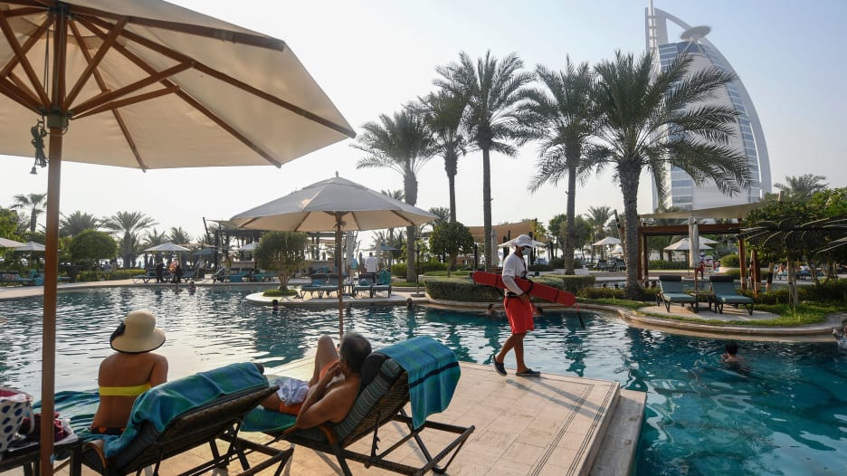ما هي معايير السلامة التي تطبقها الفنادق في الإمارات؟
