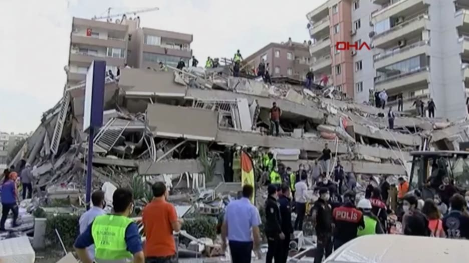شاهد.. اللحظات الأولى بعد زلزال إزمير العنيف في تركيا